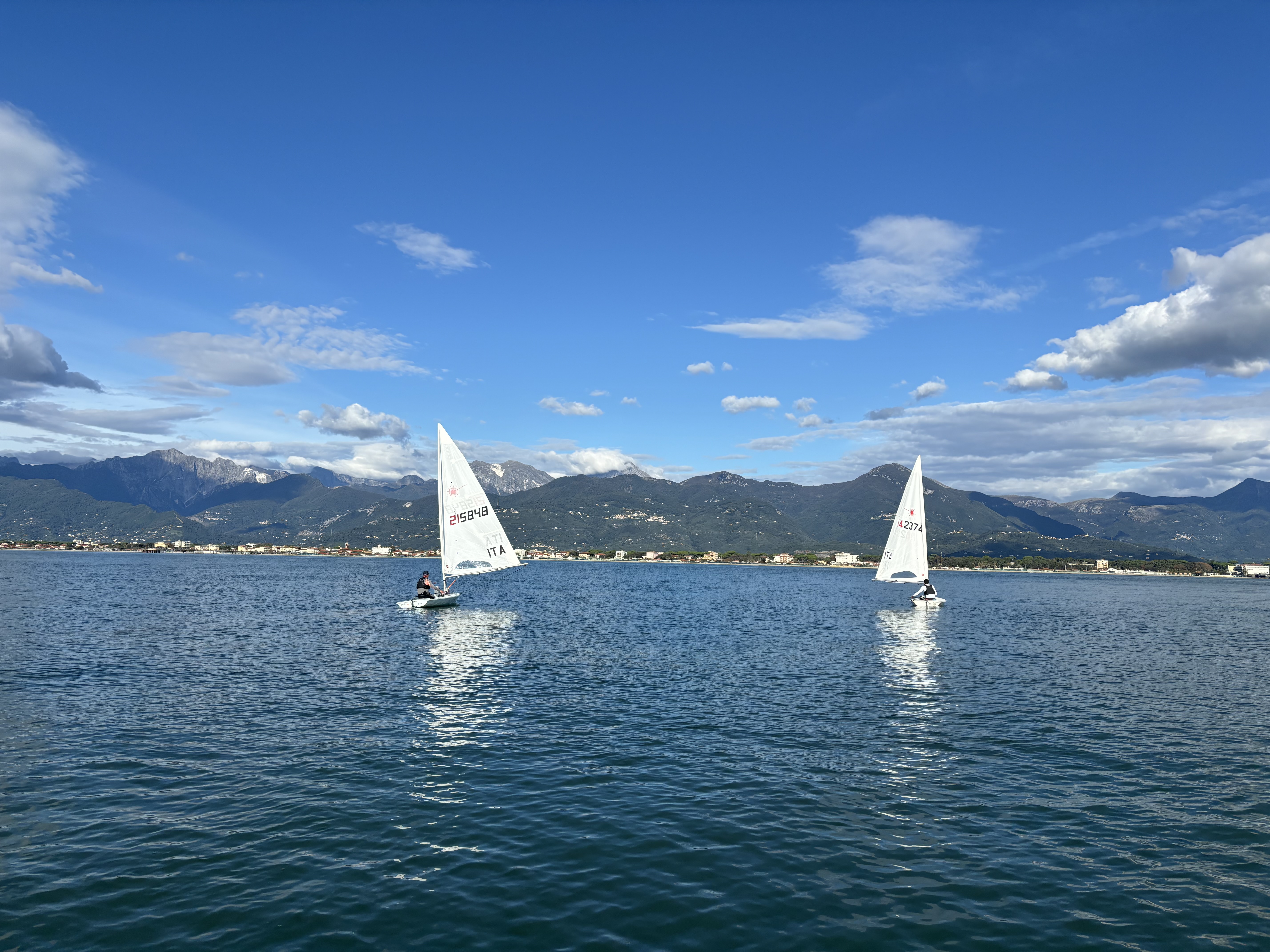 Derive in navigazione davanti a Marina di Pietrasanta